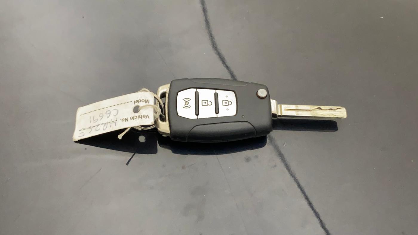 2019 Mahindra XUV300 W6 1.2 PETROL, Petrol, Manual, 67,763 km, Key Close Up