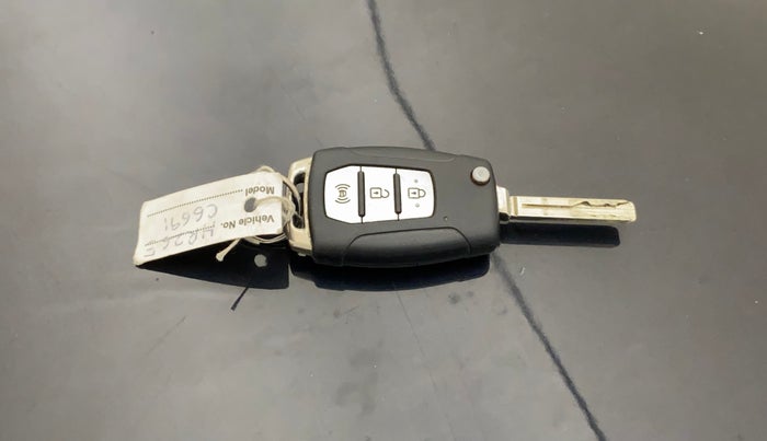 2019 Mahindra XUV300 W6 1.2 PETROL, Petrol, Manual, 67,763 km, Key Close Up