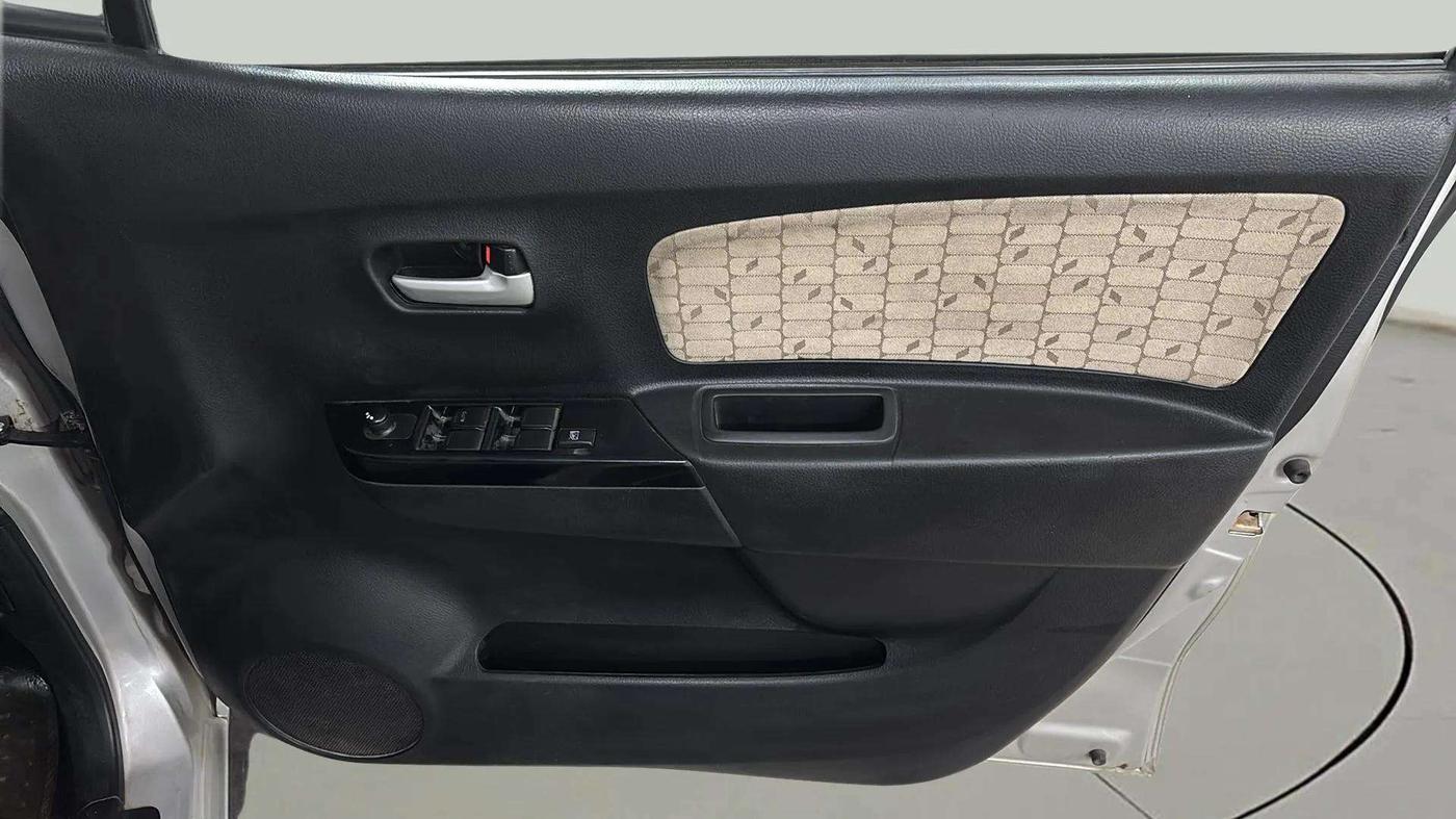 2017 Maruti Wagon R 1.0 VXI, Petrol, Manual, 40,420 km, Driver Side Door Panels Control