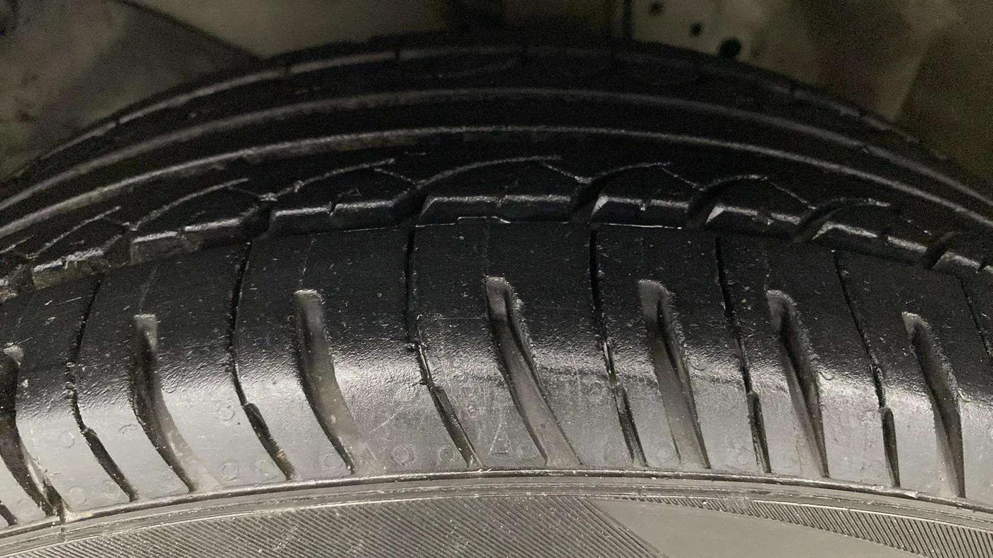 2017 Honda Amaze 1.2L I-VTEC S OPT, CNG, Manual, 68,908 km, Left Front Tyre Tread