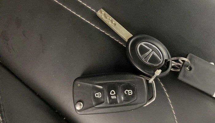 2022 Tata NEXON XMA SUNROOF PETROL, Petrol, Automatic, 36,708 km, Key Close Up