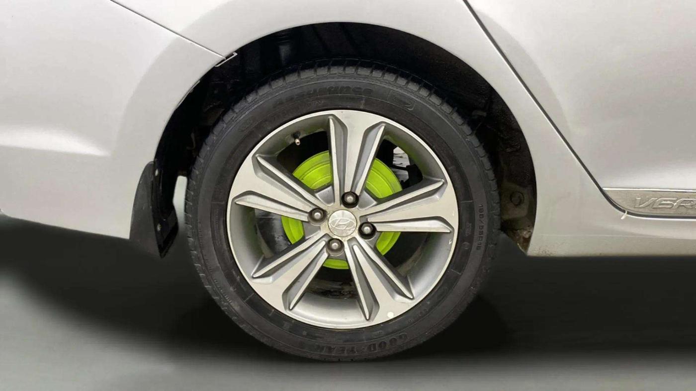 2018 Hyundai Verna 1.6 VTVT SX, Petrol, Manual, 80,223 km, Right Rear Wheel