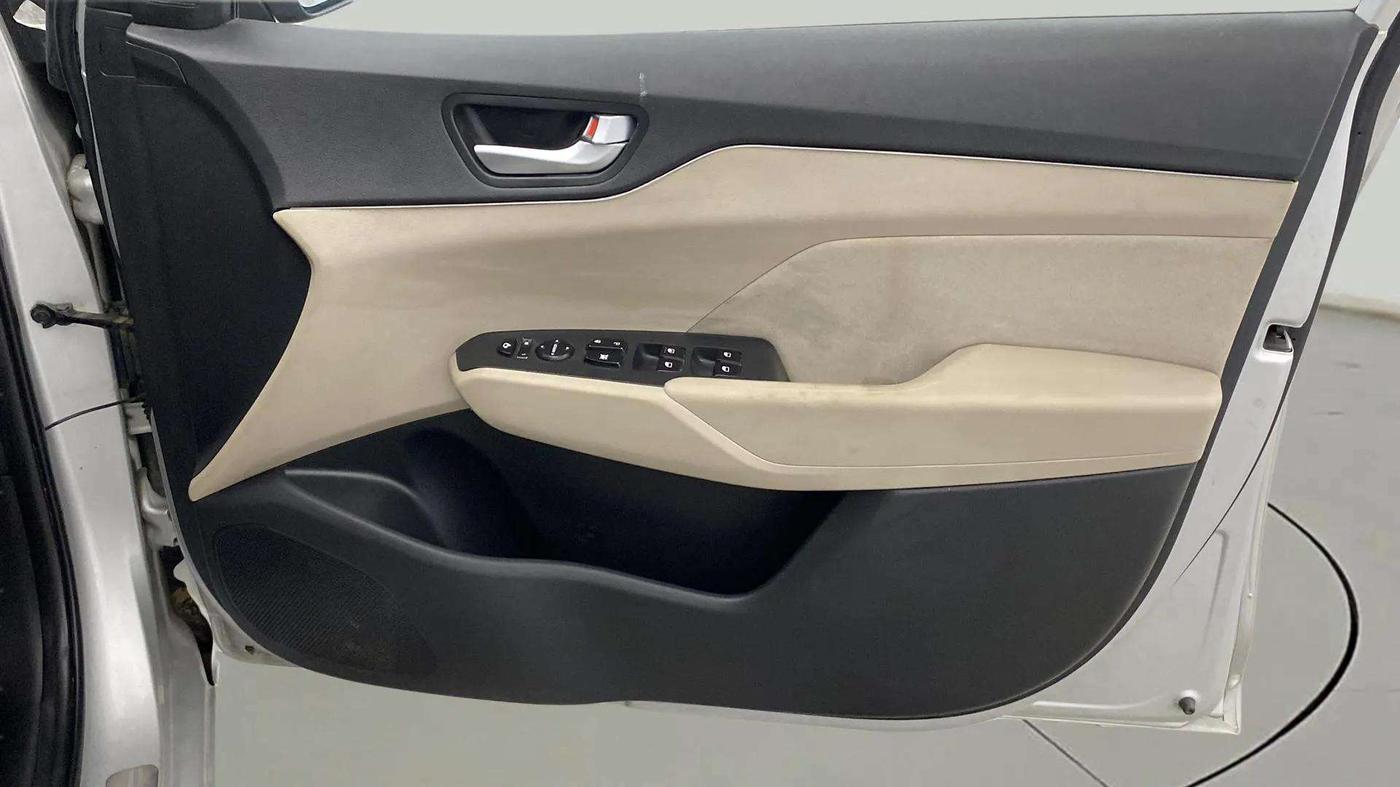 2018 Hyundai Verna 1.6 VTVT SX, Petrol, Manual, 80,223 km, Driver Side Door Panels Control