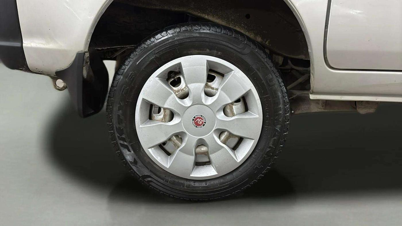 2022 Maruti Eeco 5 STR AC CNG (O), CNG, Manual, 33,523 km, Right Rear Wheel