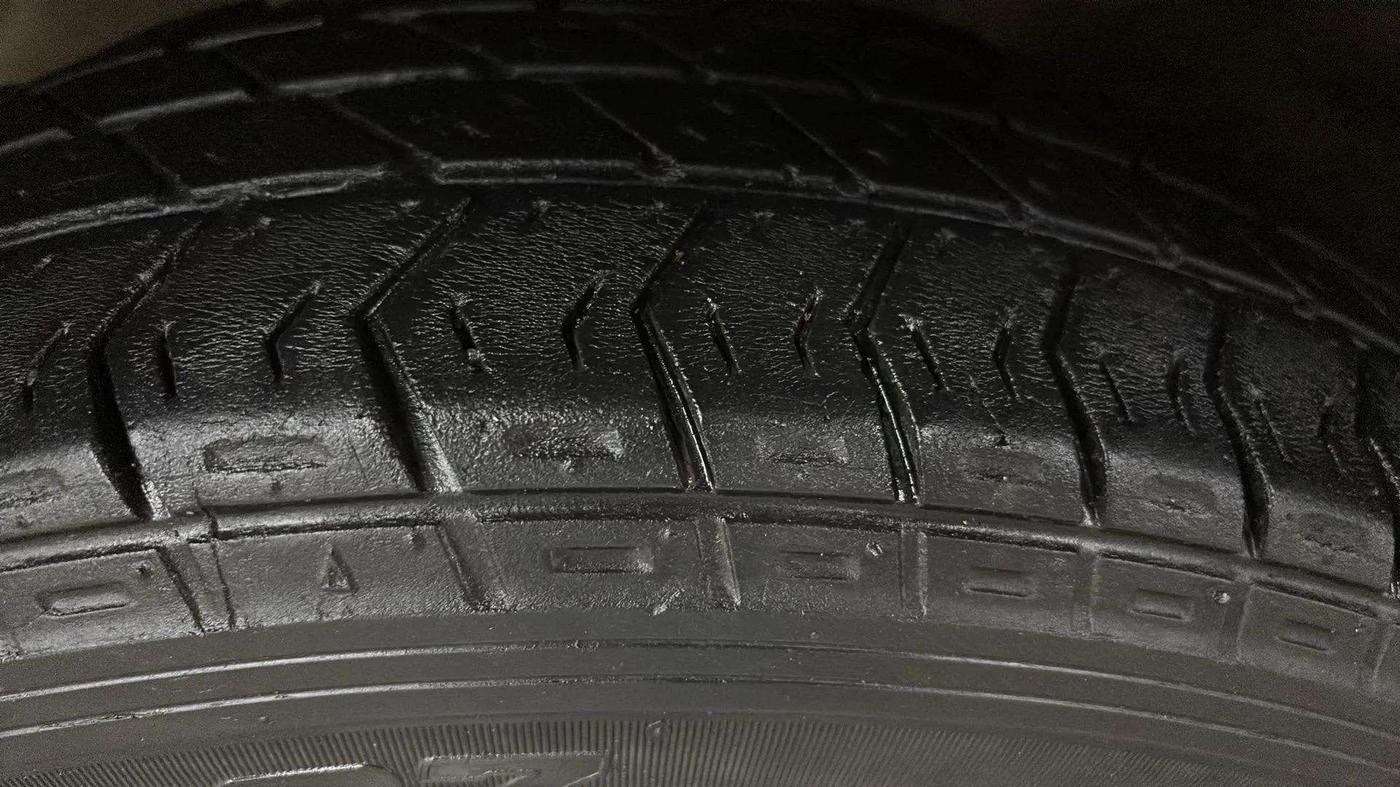 2022 Maruti Eeco 5 STR AC CNG (O), CNG, Manual, 33,523 km, Left Front Tyre Tread