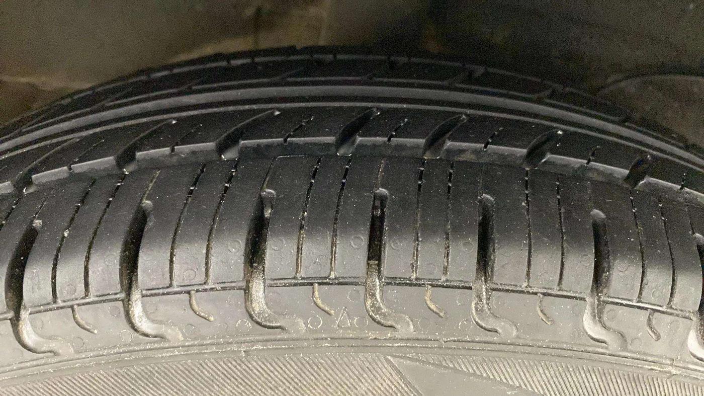 2018 Hyundai NEW SANTRO MAGNA CNG, CNG, Manual, 70,182 km, Right Rear Tyre Tread
