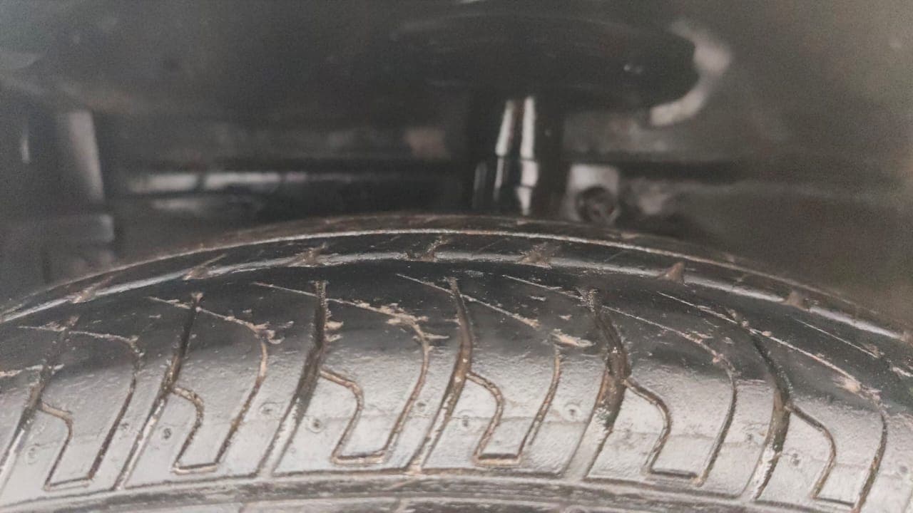 2022 Maruti Swift Dzire TOUR S-CNG (O), CNG, Manual, 31,394 km, Left Front Tyre Tread