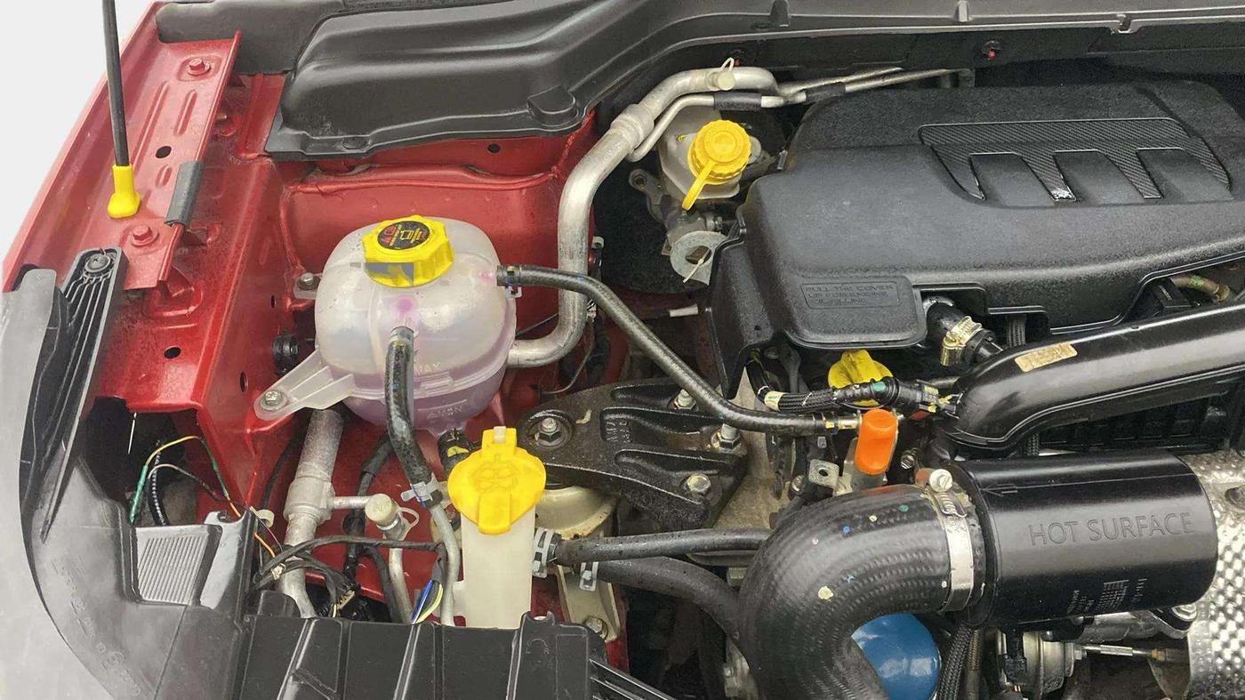 2019 Mahindra XUV300 W6 1.2 PETROL, Petrol, Manual, 22,056 km, Engine View - Right