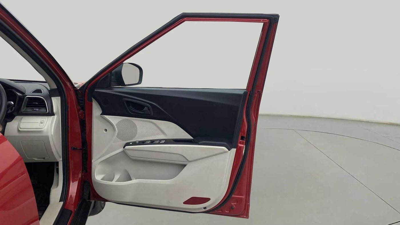 2019 Mahindra XUV300 W6 1.2 PETROL, Petrol, Manual, 22,056 km, RHS Front Door
