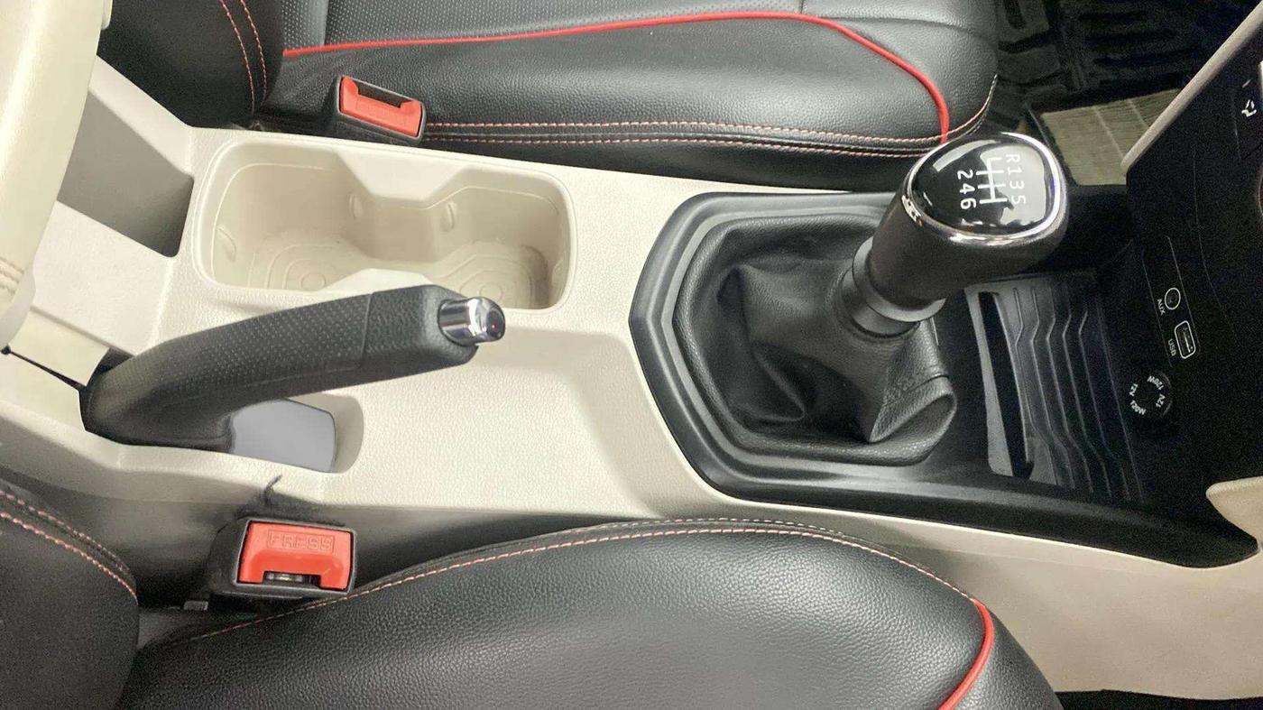 2019 Mahindra XUV300 W6 1.2 PETROL, Petrol, Manual, 22,056 km, Gear Lever