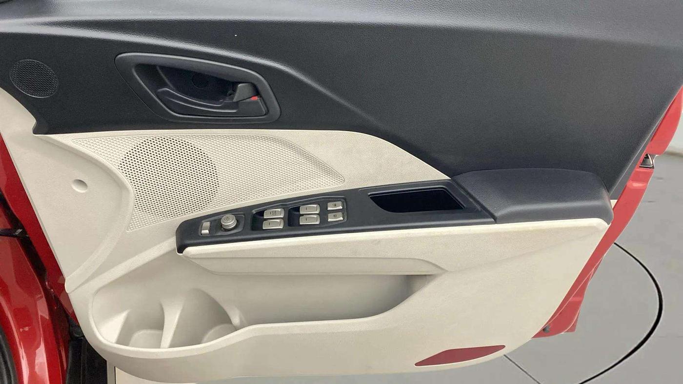 2019 Mahindra XUV300 W6 1.2 PETROL, Petrol, Manual, 22,056 km, Driver Side Door Panels Control