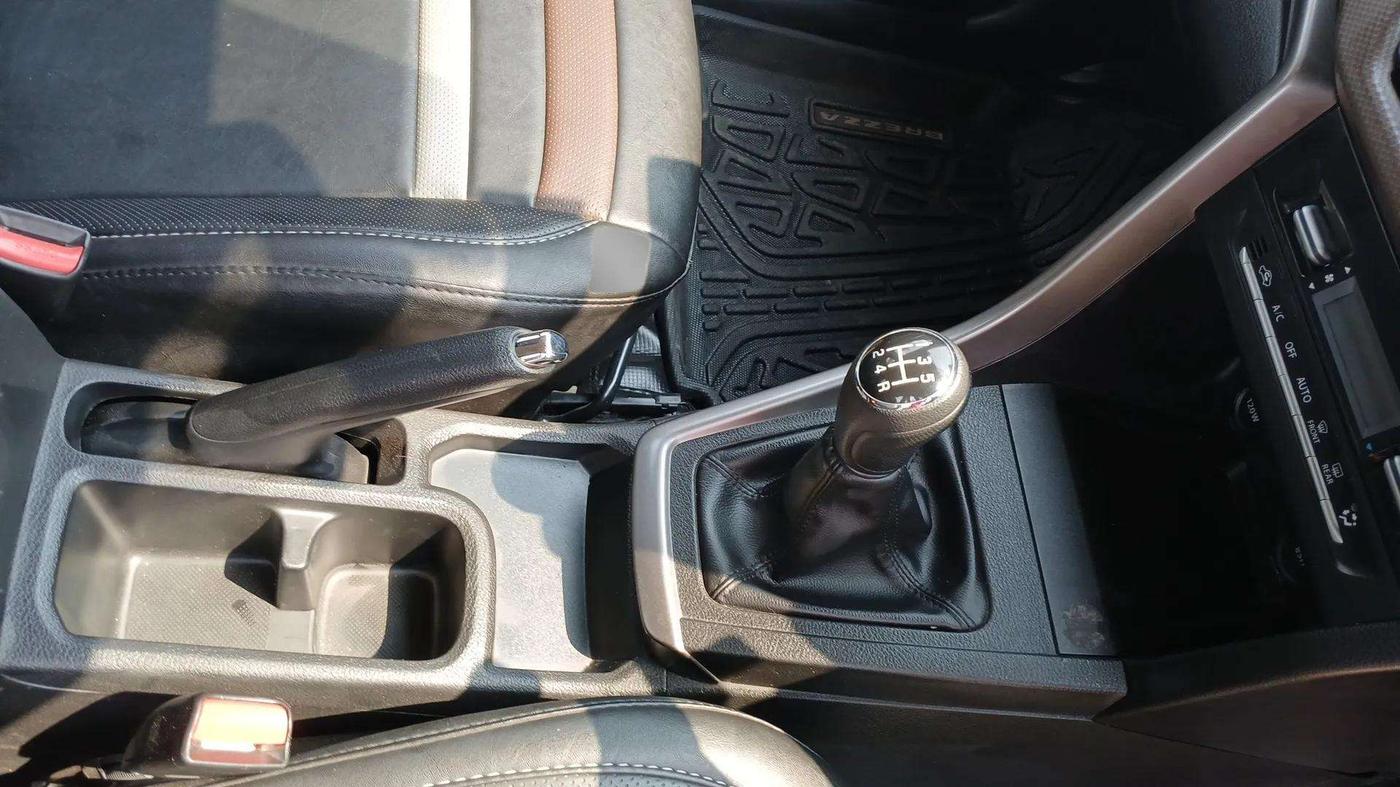 2023 Maruti BREZZA ZXI, Petrol, Manual, 20,947 km, Gear Lever