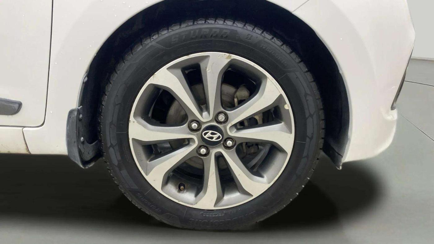 2015 Hyundai Xcent SX AT 1.2 (O), Petrol, Automatic, 39,475 km, Right Front Wheel