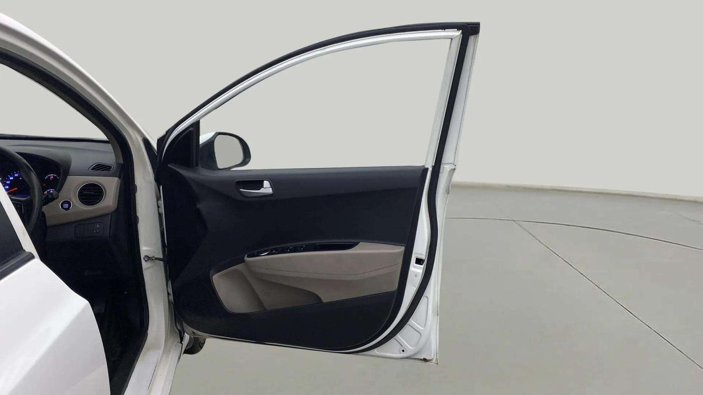 2015 Hyundai Xcent SX AT 1.2 (O), Petrol, Automatic, 39,475 km, RHS Front Door