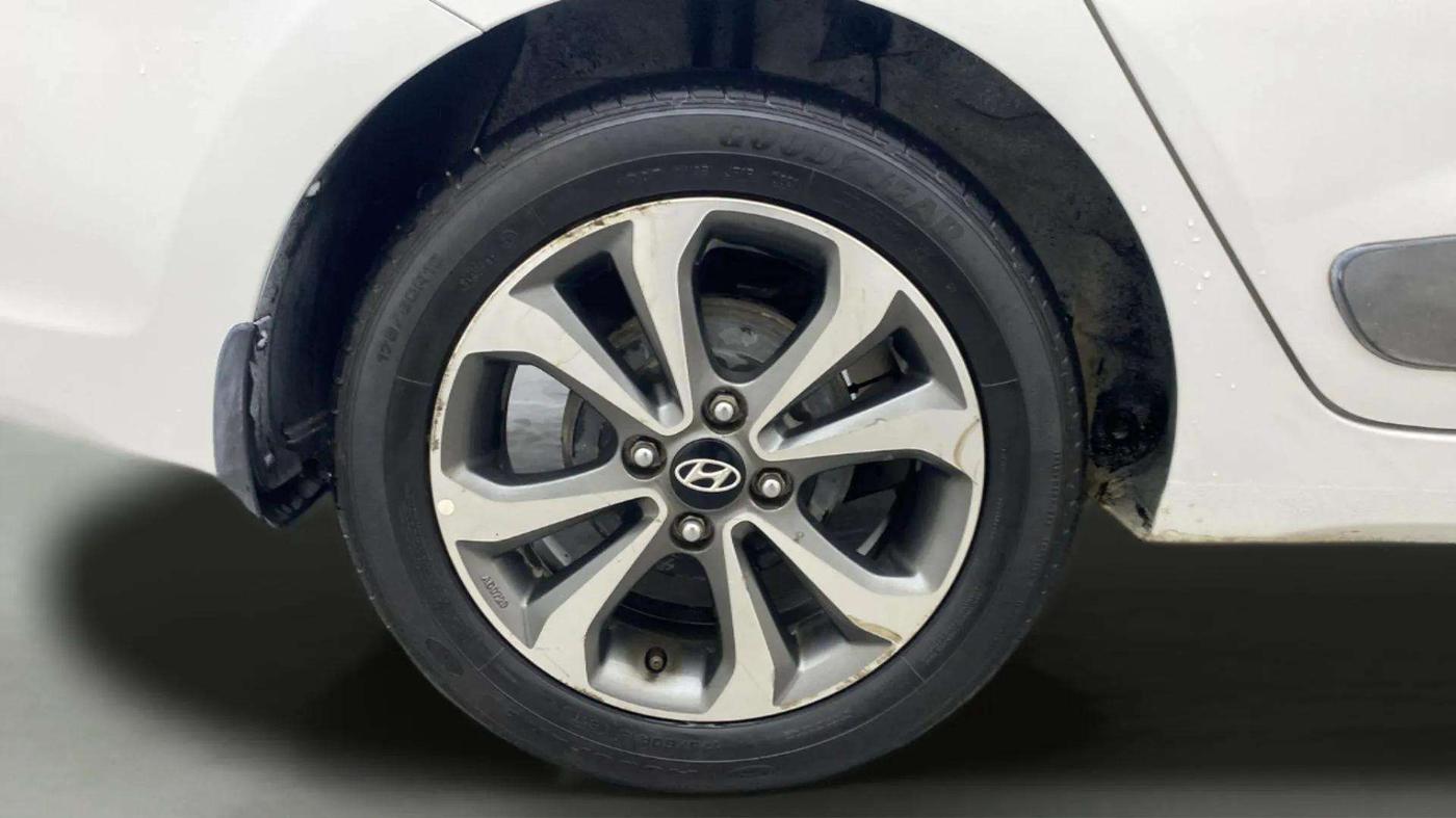 2015 Hyundai Xcent SX AT 1.2 (O), Petrol, Automatic, 39,475 km, Right Rear Wheel