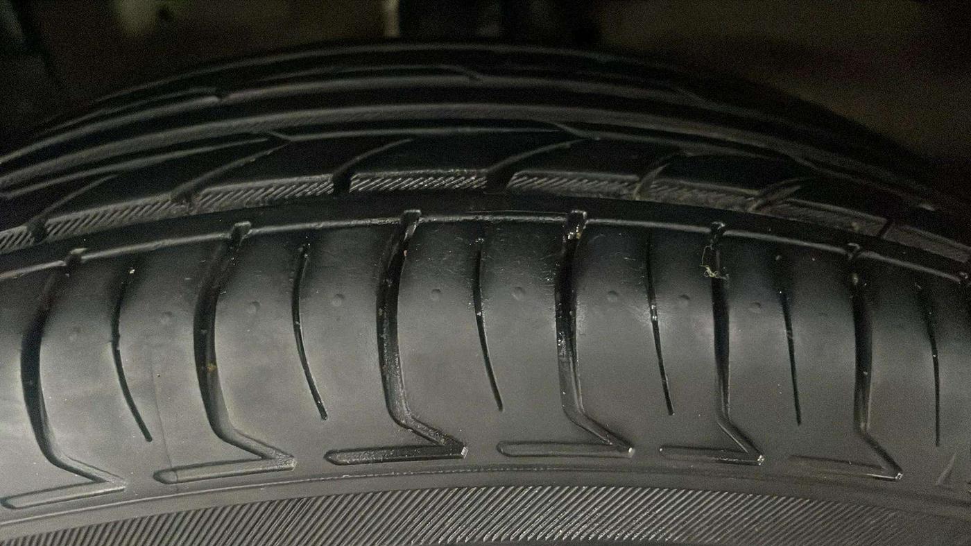 2015 Maruti Swift Dzire VXI, Petrol, Manual, 56,244 km, Left Front Tyre Tread