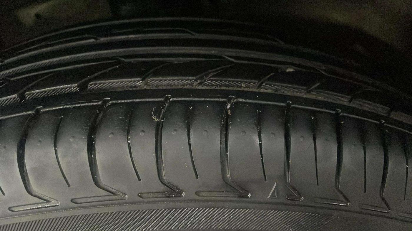 2015 Maruti Swift Dzire VXI, Petrol, Manual, 56,244 km, Right Front Tyre Tread