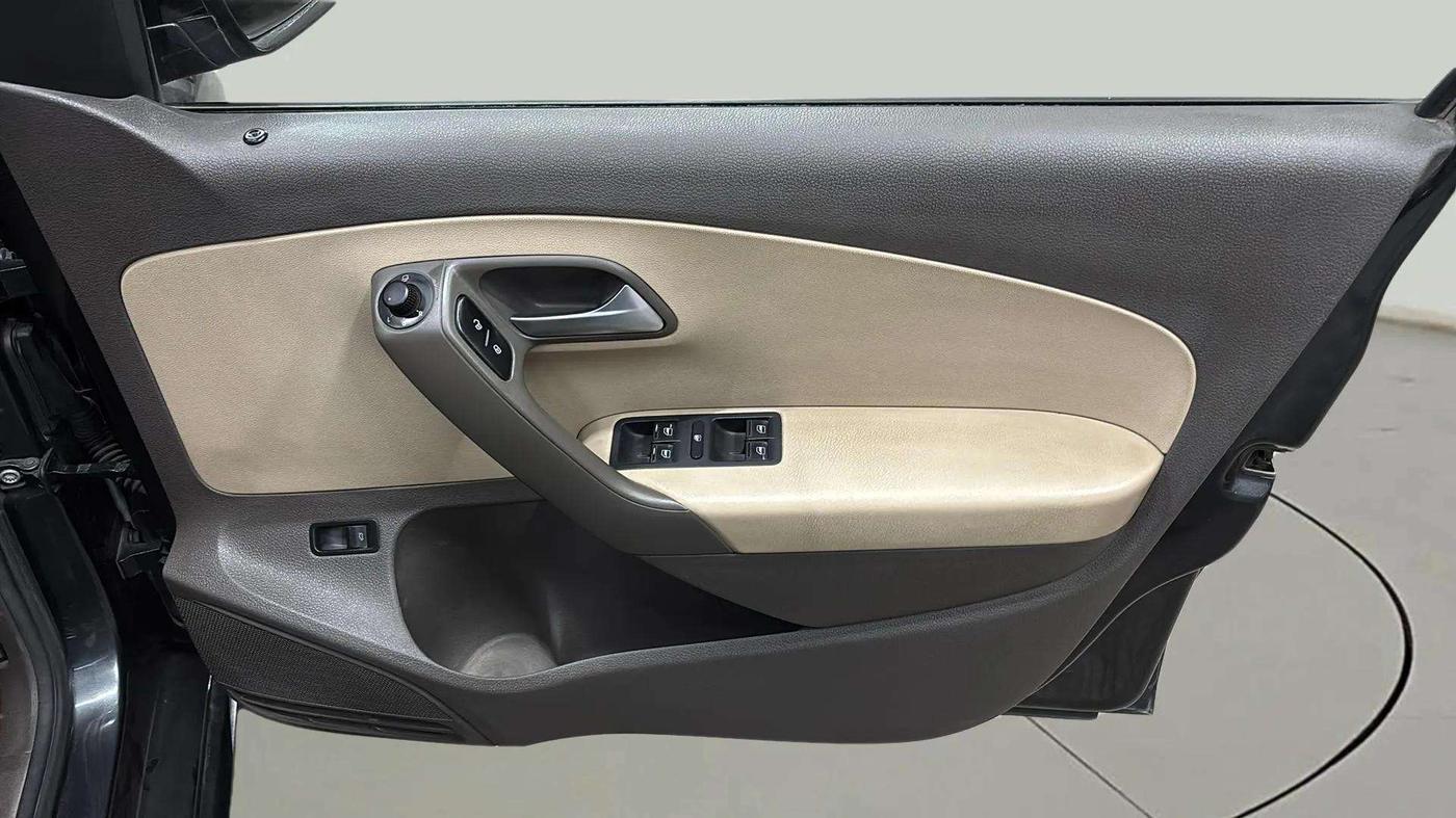 2019 Volkswagen Vento HIGHLINE 1.6 MPI, Petrol, Manual, 37,216 km, Driver Side Door Panels Control