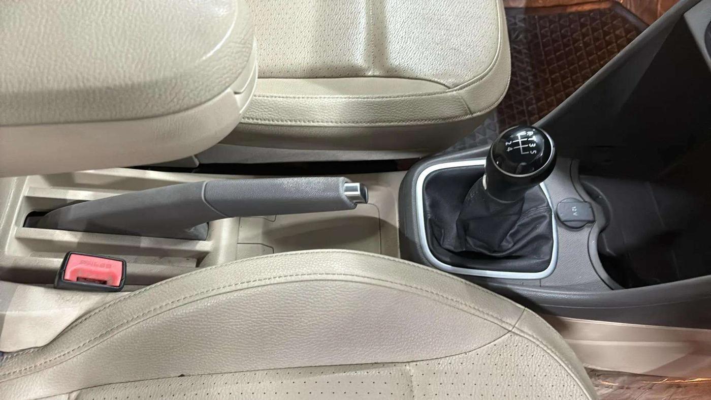 2019 Volkswagen Vento HIGHLINE 1.6 MPI, Petrol, Manual, 37,216 km, Gear Lever
