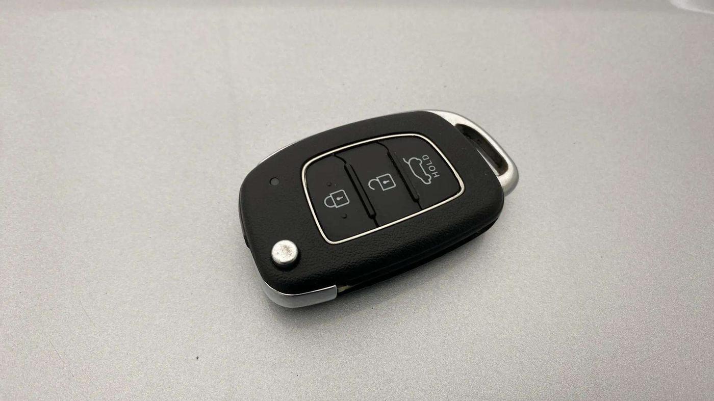 2024 Hyundai VENUE S (O) 1.0 TURBO DCT, Petrol, Automatic, 11,302 km, Key Close Up