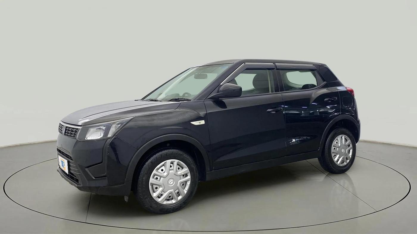 2023 Mahindra XUV300 W4 1.2 PETROL, Petrol, Manual, 24,874 km, Left Front Diagonal
