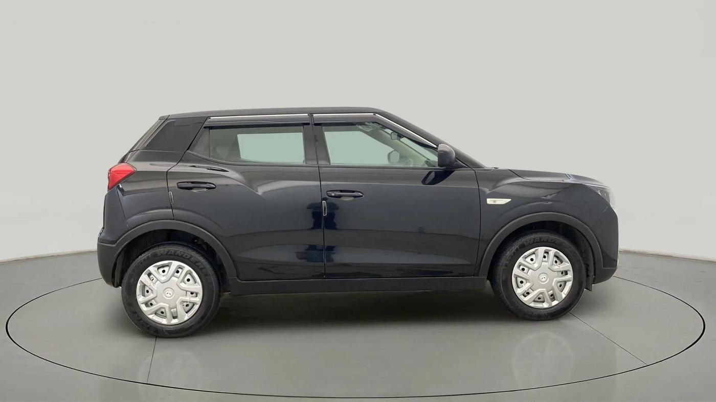 2023 Mahindra XUV300 W4 1.2 PETROL, Petrol, Manual, 24,874 km, Right Side View