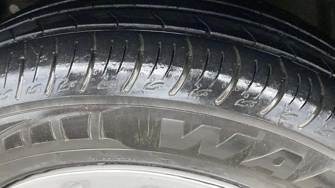 2023 Mahindra XUV300 W4 1.2 PETROL, Petrol, Manual, 24,874 km, Left Rear Tyre Tread