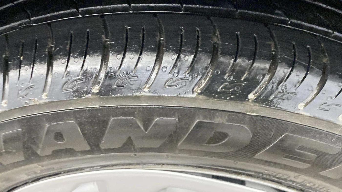 2023 Mahindra XUV300 W4 1.2 PETROL, Petrol, Manual, 24,874 km, Right Front Tyre Tread
