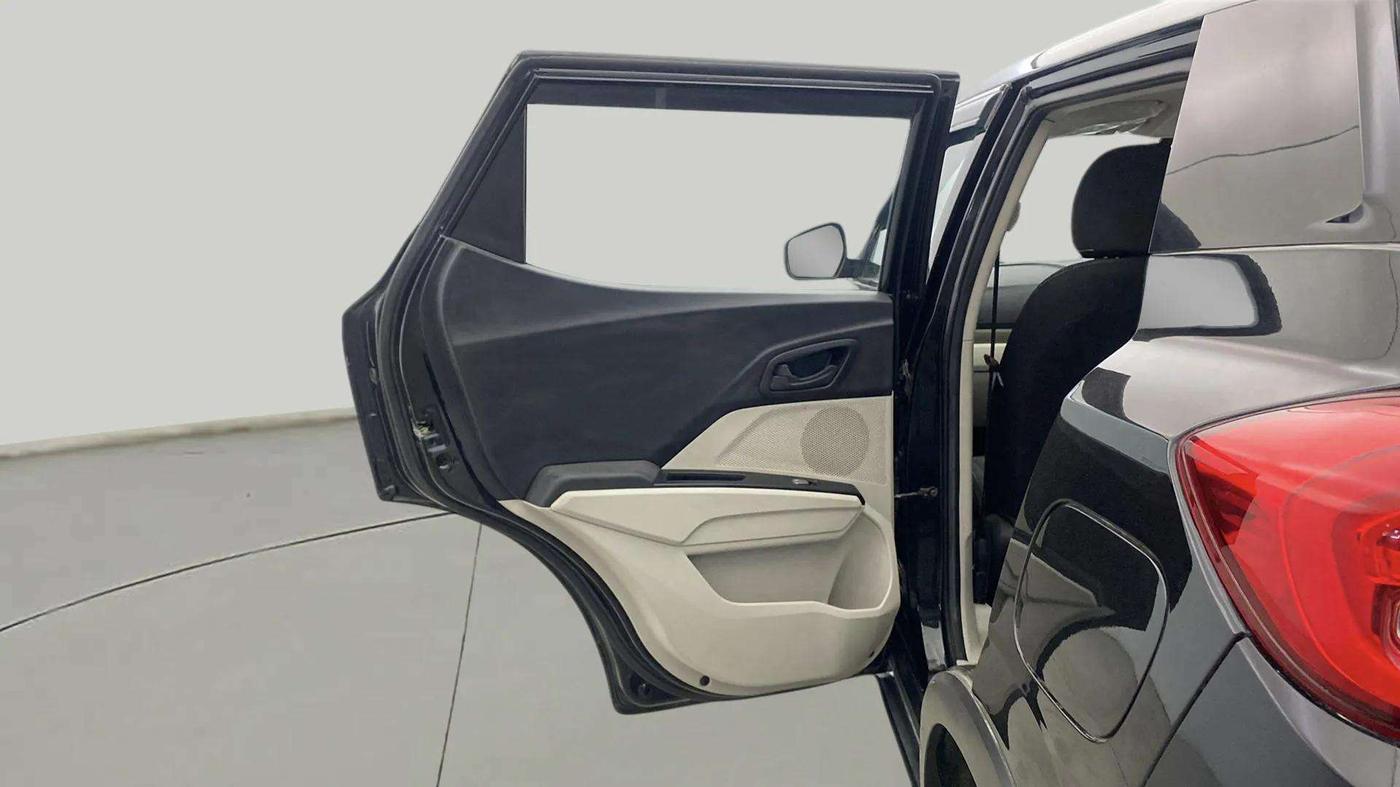 2023 Mahindra XUV300 W4 1.2 PETROL, Petrol, Manual, 24,874 km, LHS Rear Door