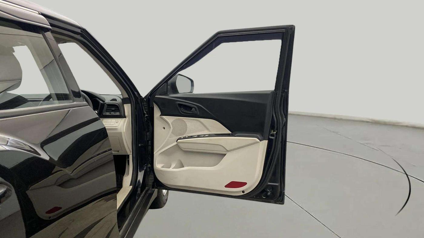 2023 Mahindra XUV300 W4 1.2 PETROL, Petrol, Manual, 24,874 km, RHS Front Door