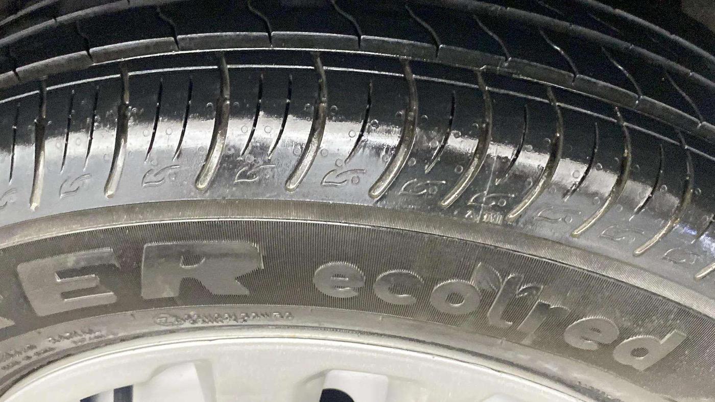 2023 Mahindra XUV300 W4 1.2 PETROL, Petrol, Manual, 24,874 km, Right Rear Tyre Tread