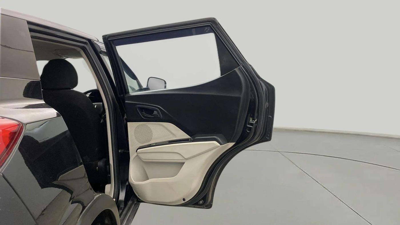 2023 Mahindra XUV300 W4 1.2 PETROL, Petrol, Manual, 24,874 km, RHS Rear Door