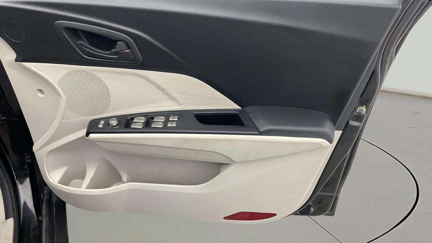 2023 Mahindra XUV300 W4 1.2 PETROL, Petrol, Manual, 24,874 km, Driver Side Door Panels Control