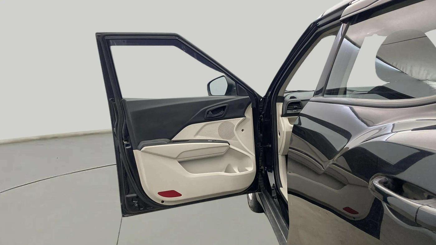 2023 Mahindra XUV300 W4 1.2 PETROL, Petrol, Manual, 24,874 km, LHS Front Door