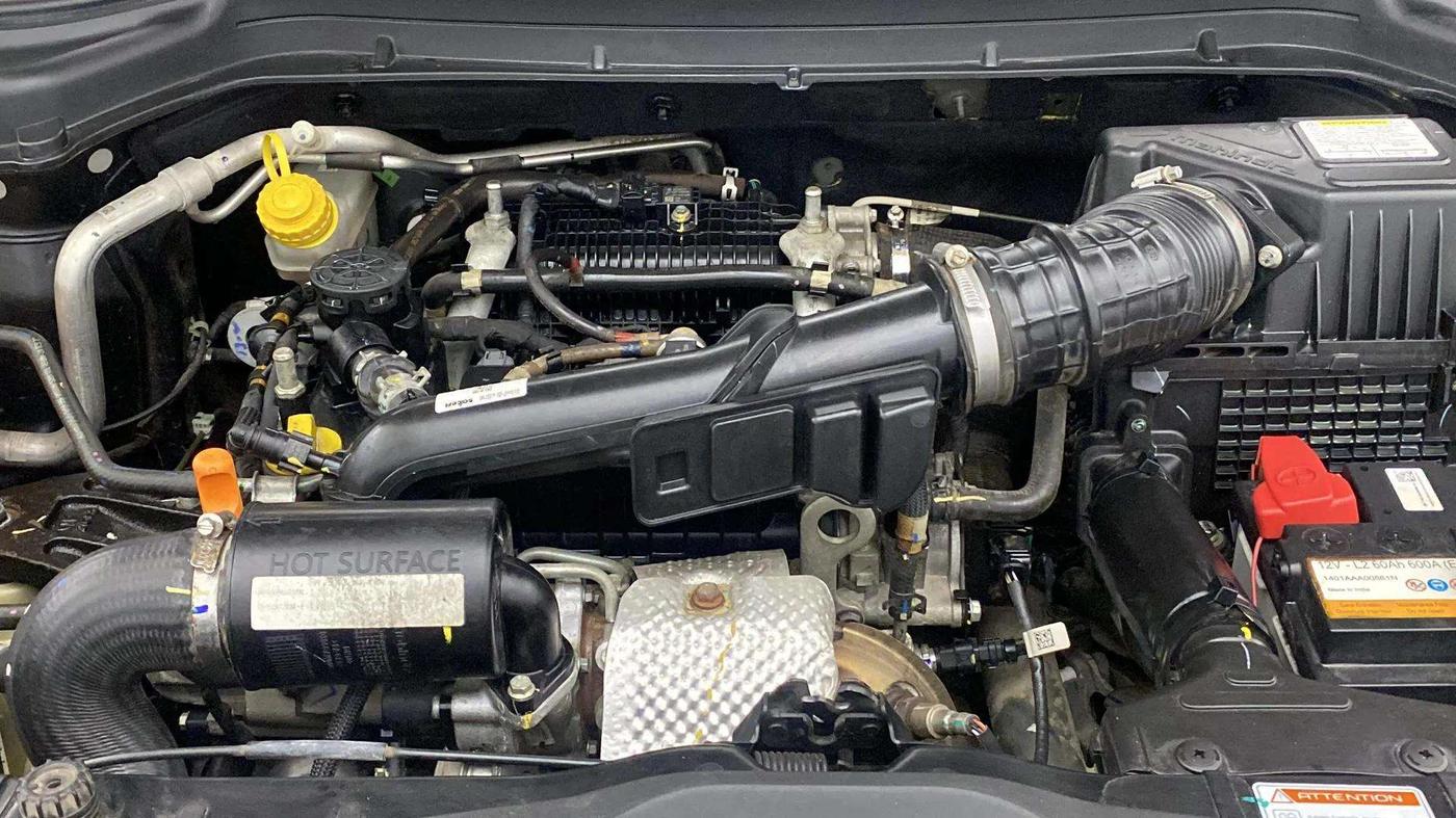 2023 Mahindra XUV300 W4 1.2 PETROL, Petrol, Manual, 24,874 km, Engine View