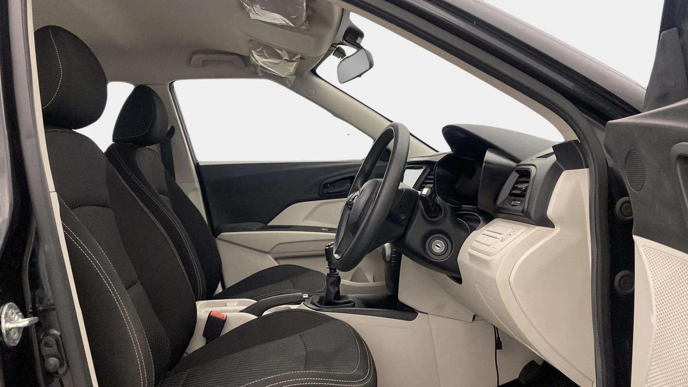 2023 Mahindra XUV300 W4 1.2 PETROL, Petrol, Manual, 24,874 km, Right Side Front Door Cabin
