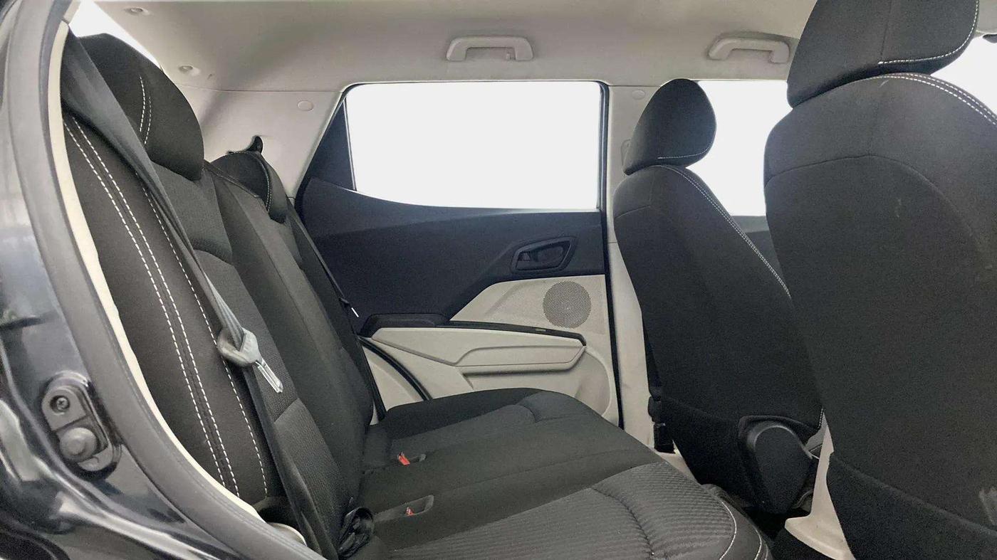 2023 Mahindra XUV300 W4 1.2 PETROL, Petrol, Manual, 24,874 km, Right Side Rear Door Cabin