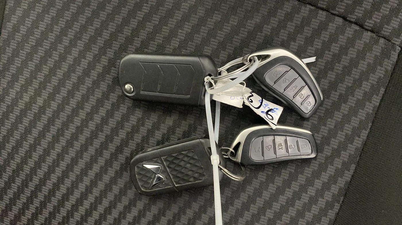 2023 Mahindra XUV300 W4 1.2 PETROL, Petrol, Manual, 24,874 km, Key Close Up