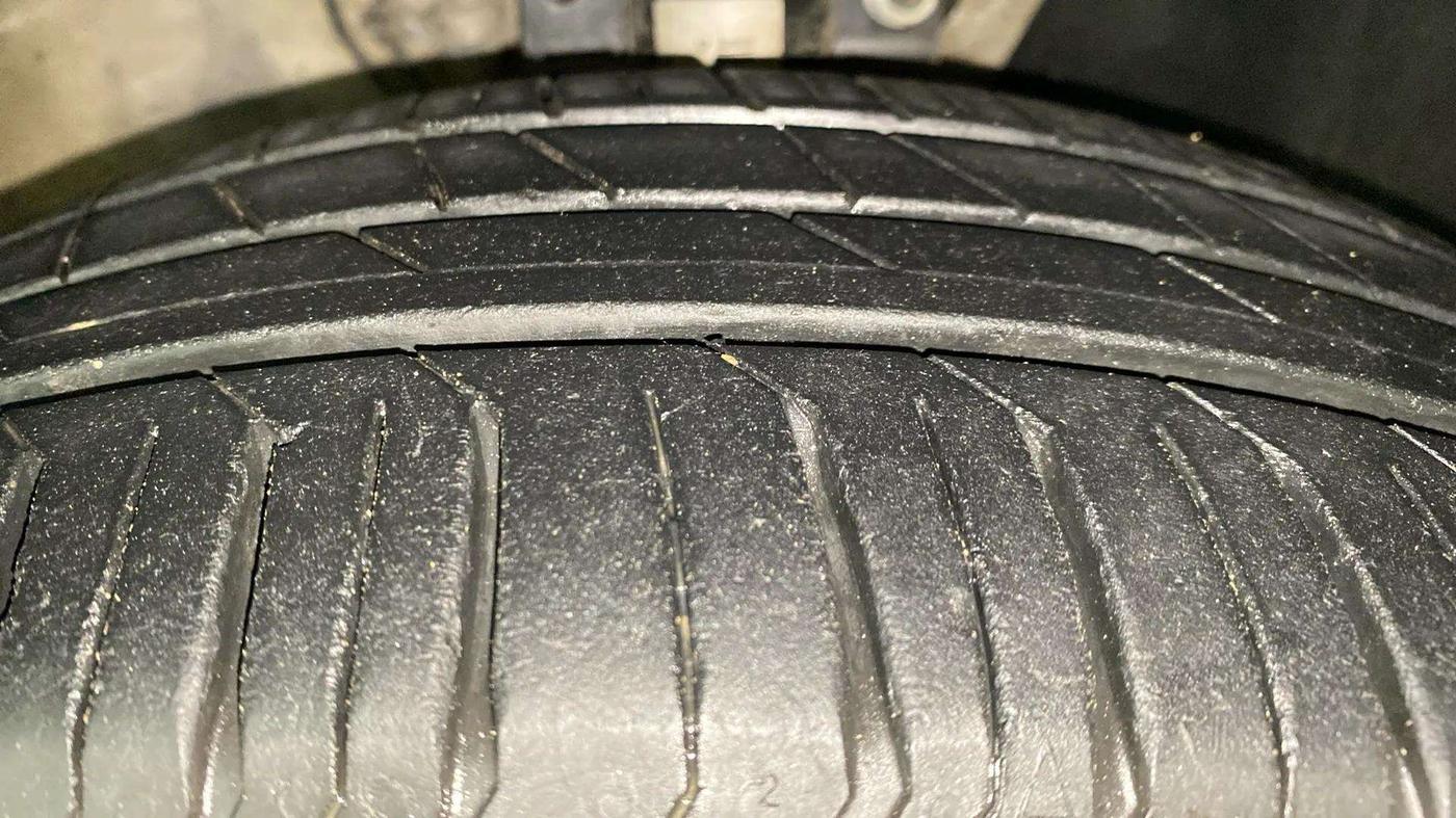 2017 Volkswagen Ameo HIGHLINE PLUS 1.5L AT 16 ALLOY, Diesel, Automatic, 33,201 km, Right Front Tyre Tread