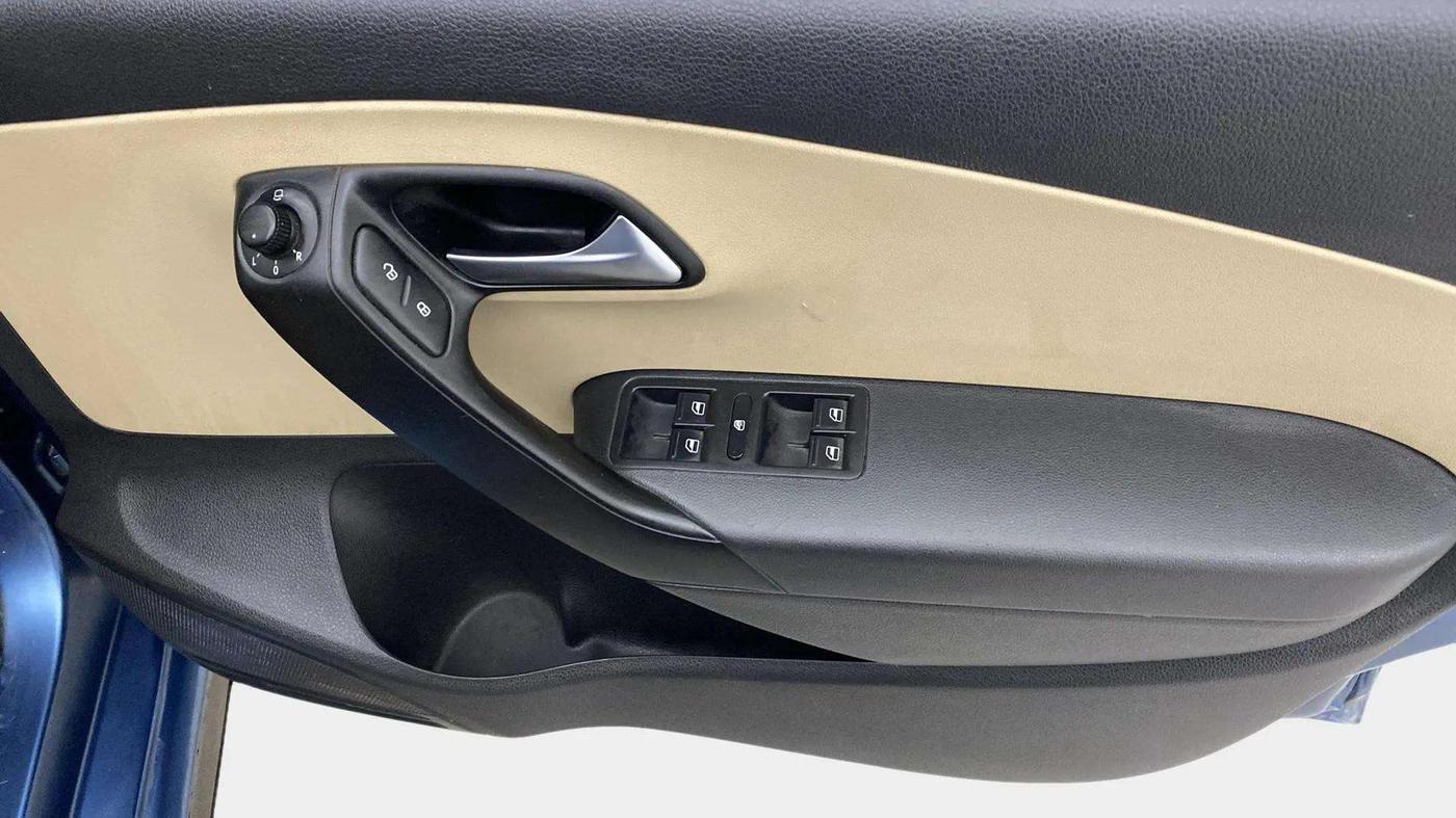 2017 Volkswagen Ameo HIGHLINE PLUS 1.5L AT 16 ALLOY, Diesel, Automatic, 33,201 km, Driver Side Door Panels Control