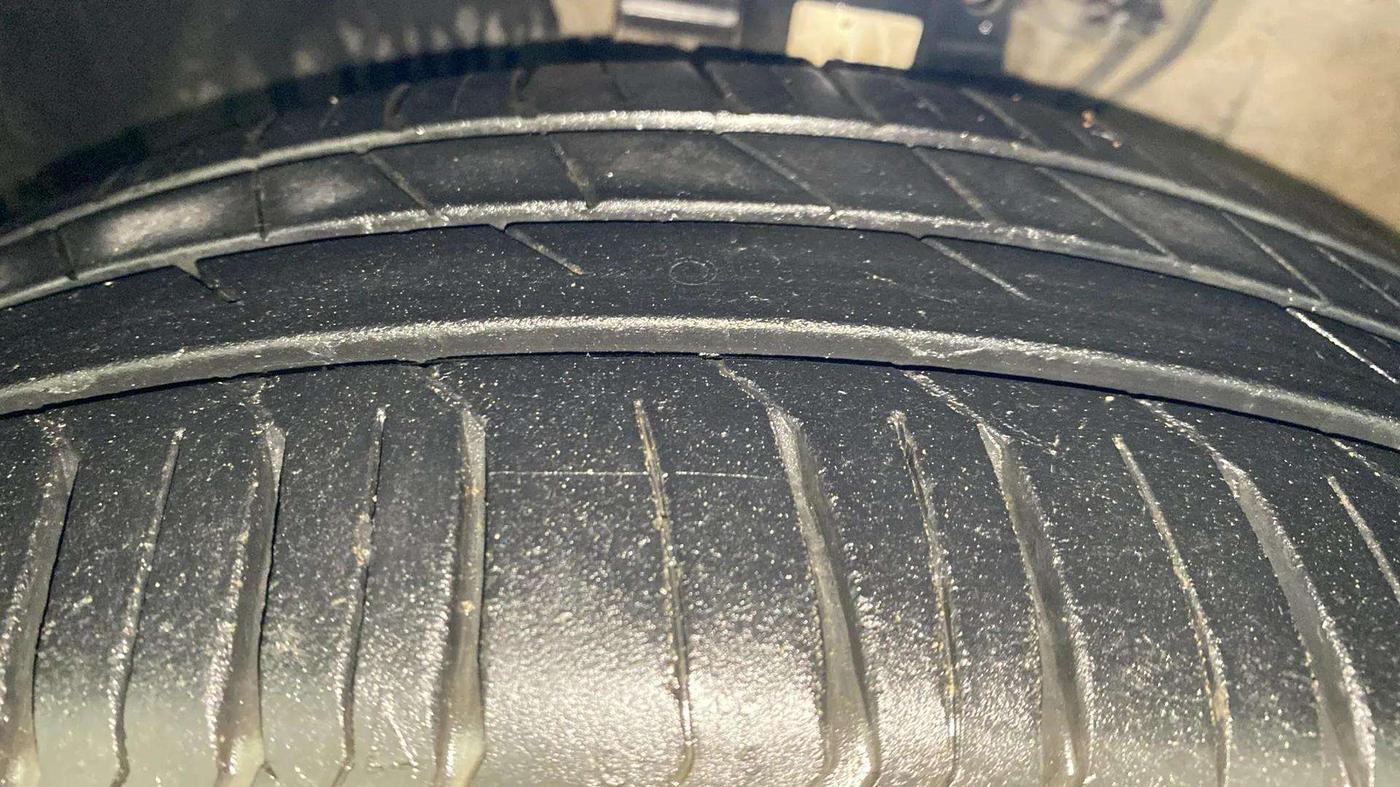2017 Volkswagen Ameo HIGHLINE PLUS 1.5L AT 16 ALLOY, Diesel, Automatic, 33,201 km, Left Front Tyre Tread