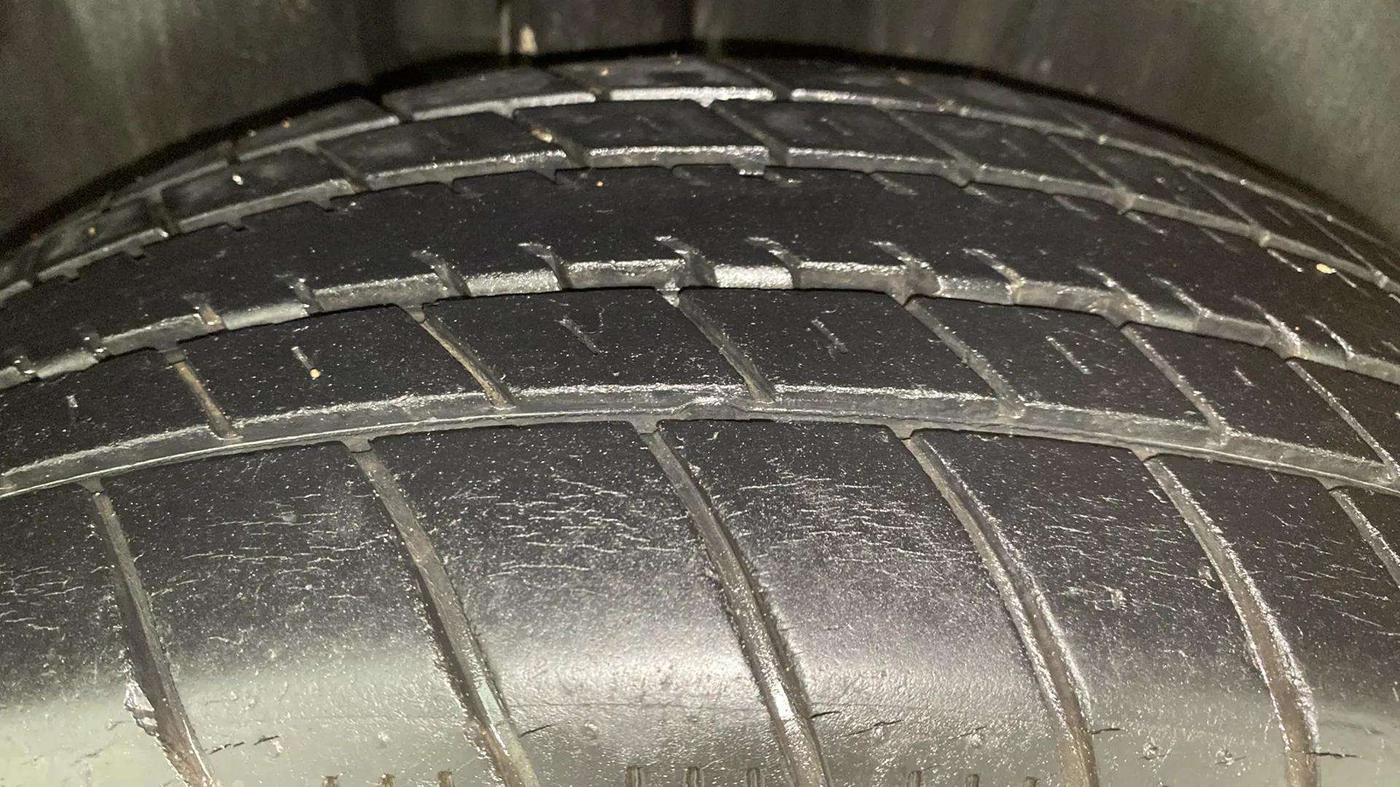 2017 Volkswagen Ameo HIGHLINE PLUS 1.5L AT 16 ALLOY, Diesel, Automatic, 33,201 km, Right Rear Tyre Tread