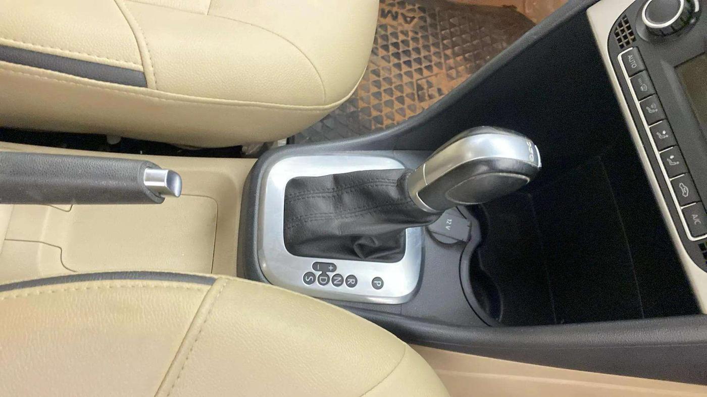 2017 Volkswagen Ameo HIGHLINE PLUS 1.5L AT 16 ALLOY, Diesel, Automatic, 33,201 km, Gear Lever