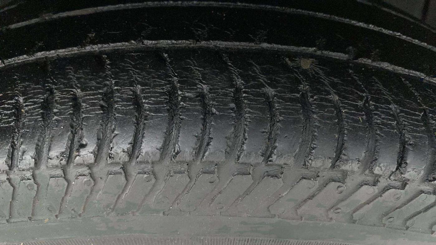 2016 Maruti Swift VXI, Petrol, Manual, 61,455 km, Right Front Tyre Tread
