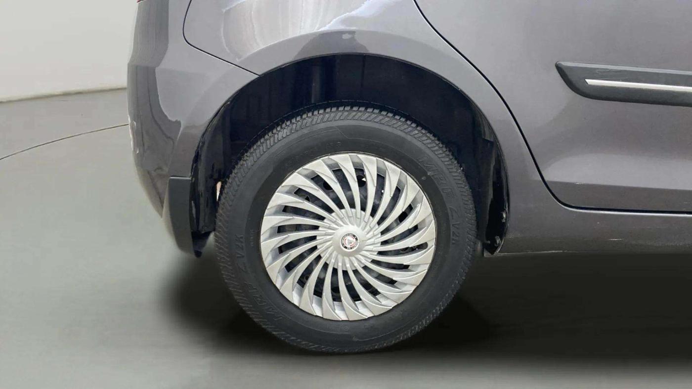 2016 Maruti Swift VXI, Petrol, Manual, 61,455 km, Right Rear Wheel