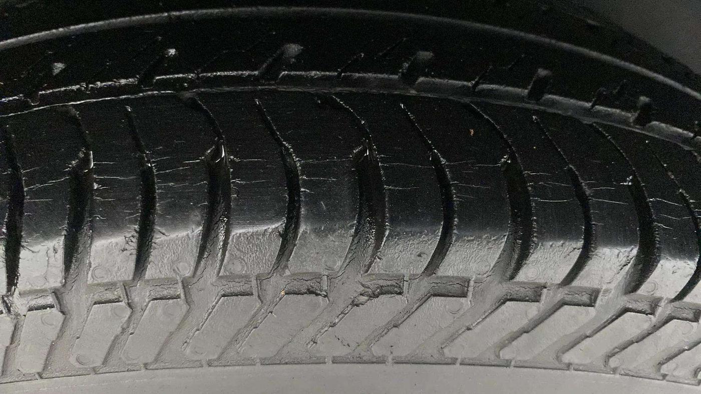 2016 Maruti Swift VXI, Petrol, Manual, 61,455 km, Right Rear Tyre Tread