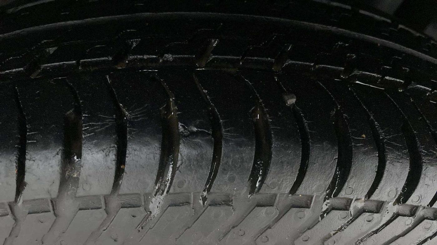 2016 Maruti Swift VXI, Petrol, Manual, 61,455 km, Left Rear Tyre Tread
