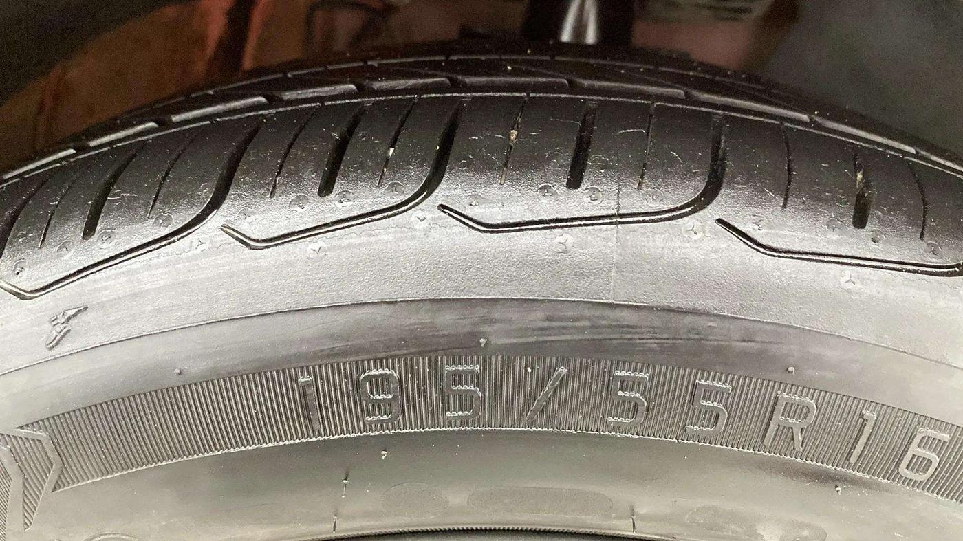 2021 Volkswagen Polo HIGHLINE PLUS 1.0L TSI, Petrol, Manual, 25,345 km, Right Front Tyre Tread