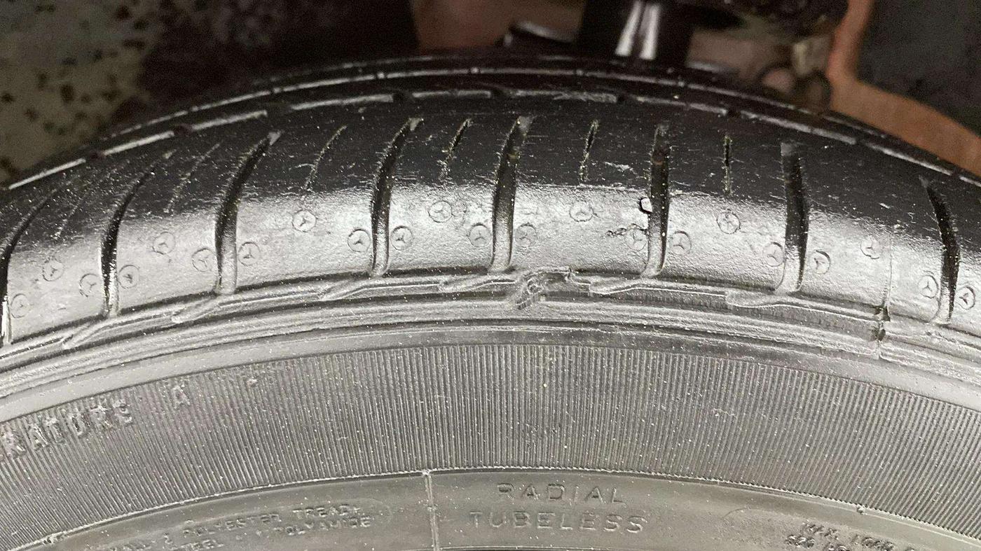 2021 Volkswagen Polo HIGHLINE PLUS 1.0L TSI, Petrol, Manual, 25,345 km, Left Front Tyre Tread