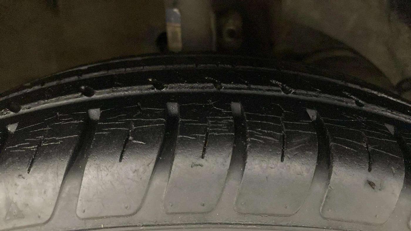 2018 Maruti Dzire VXI, Petrol, Manual, 32,649 km, Right Front Tyre Tread